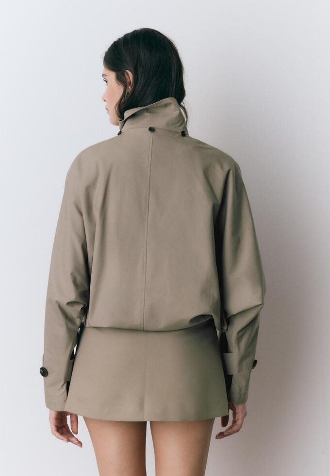 Trench corto con maniche a sbuffo e cappuccio staccabile