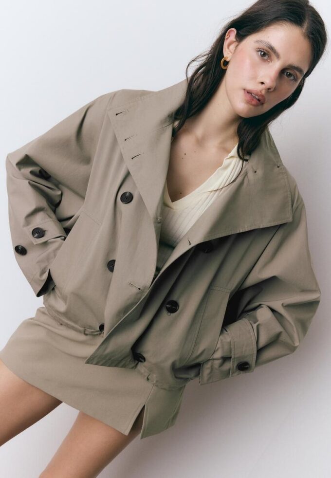 Trench corto con maniche a sbuffo e cappuccio staccabile