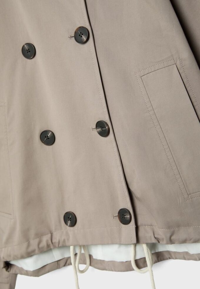 Trench corto con maniche a sbuffo e cappuccio staccabile