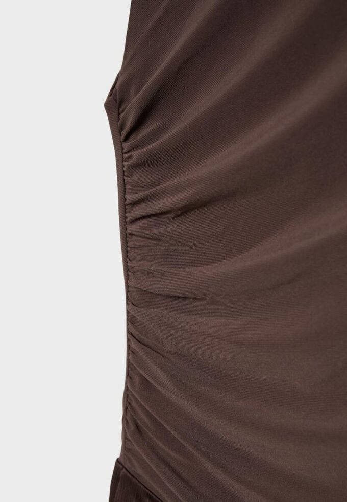 Tuta con scollo all’americana in raso