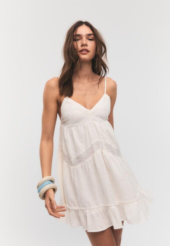 Vestito corto con dettagli in pizzo