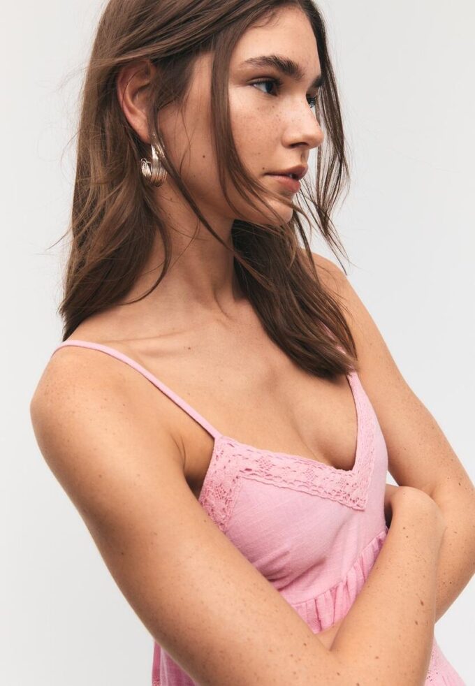 Vestito corto con dettagli in pizzo