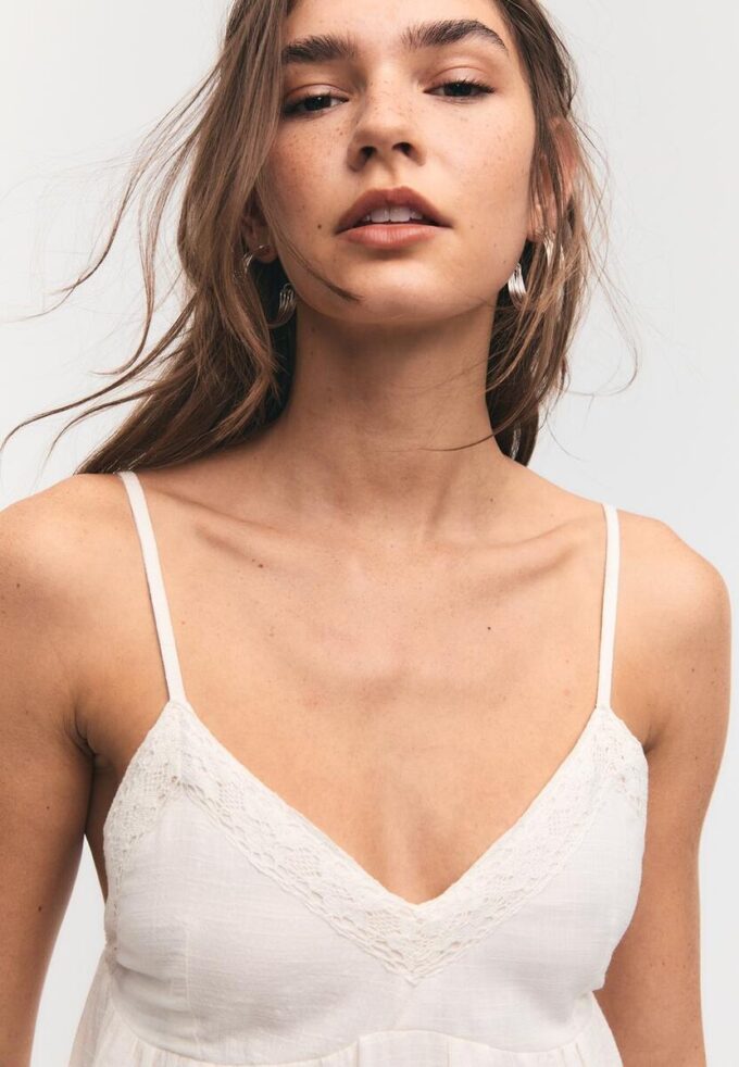 Vestito corto con dettagli in pizzo