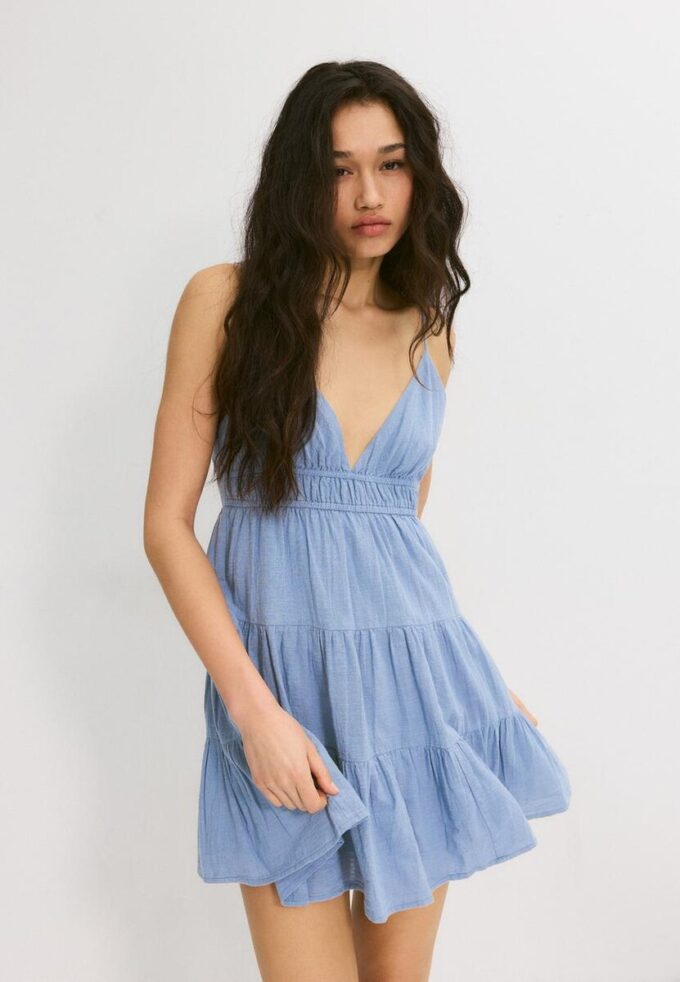 Vestito corto e fluido con dettaglio annodato sul retro