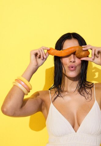 Vestito corto e fluido con dettaglio annodato sul retro