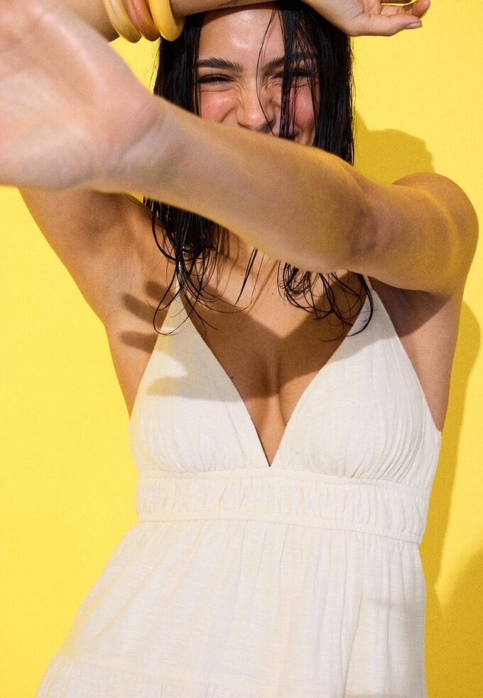 Vestito corto e fluido con dettaglio annodato sul retro