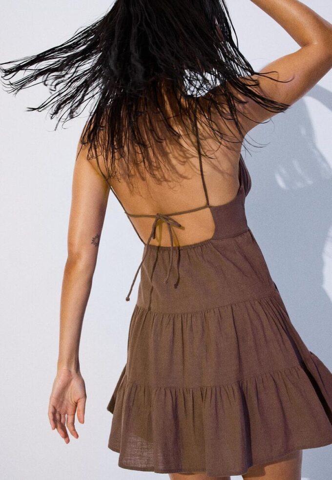 Vestito corto e fluido con dettaglio annodato sul retro