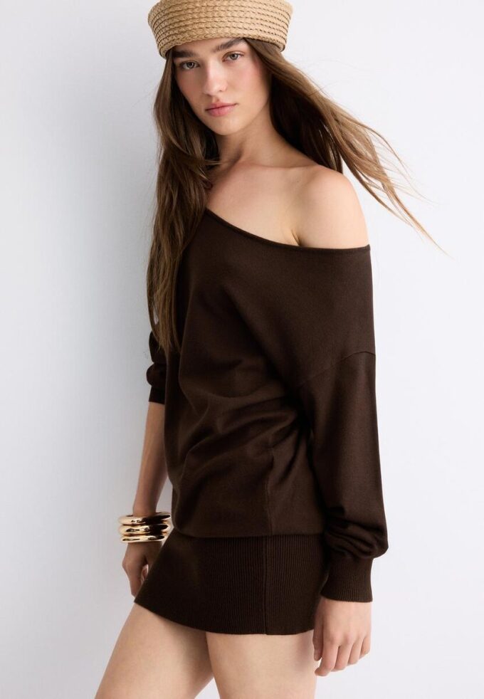 Vestito corto in maglia con scollo a barchetta