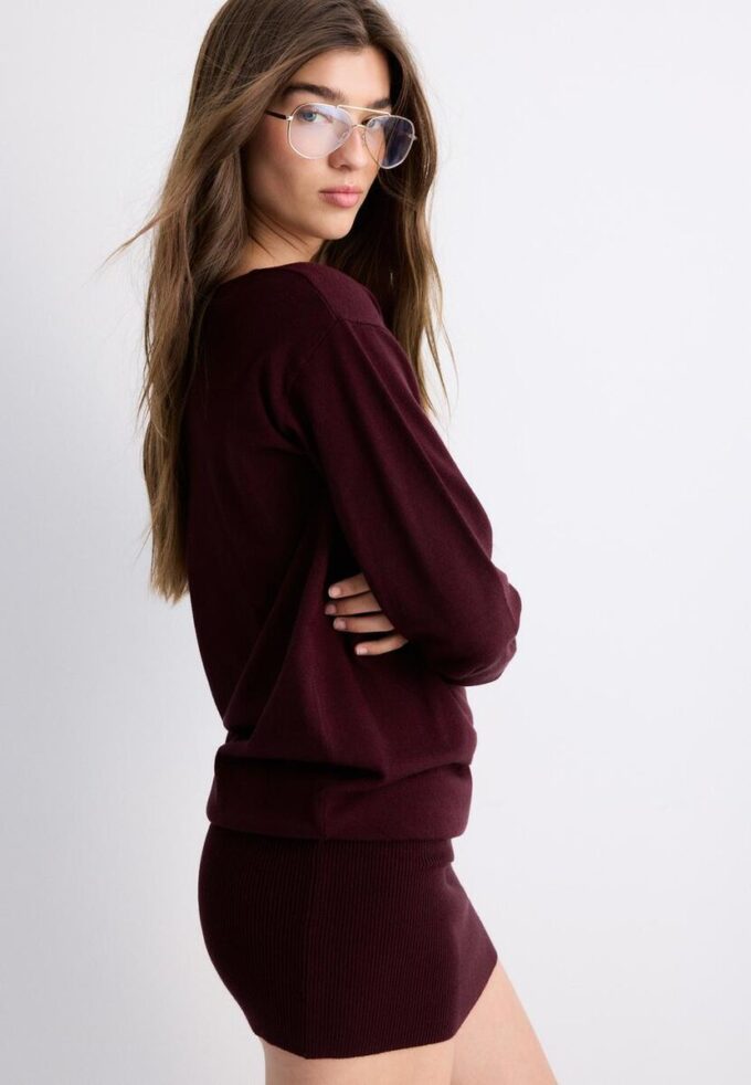 Vestito corto in maglia con scollo a barchetta