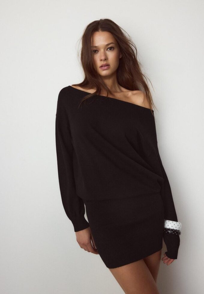 Vestito corto in maglia con scollo a barchetta