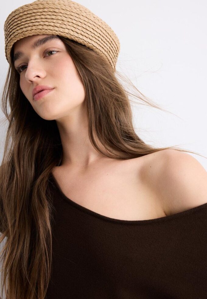 Vestito corto in maglia con scollo a barchetta