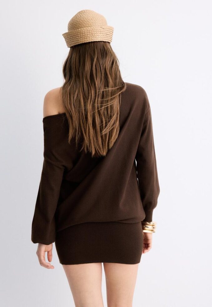 Vestito corto in maglia con scollo a barchetta