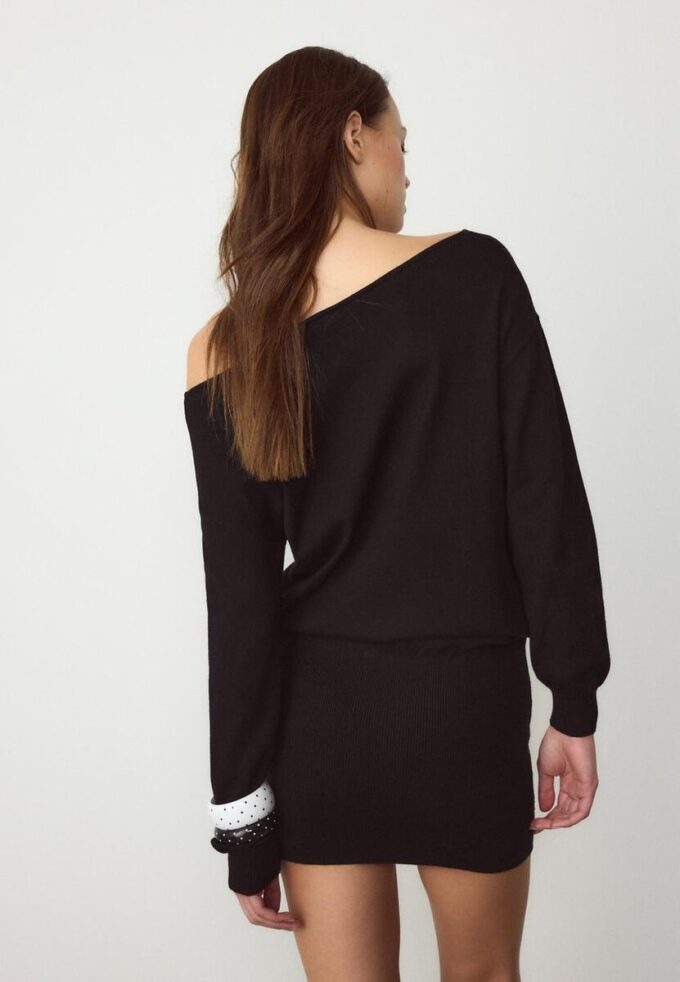 Vestito corto in maglia con scollo a barchetta