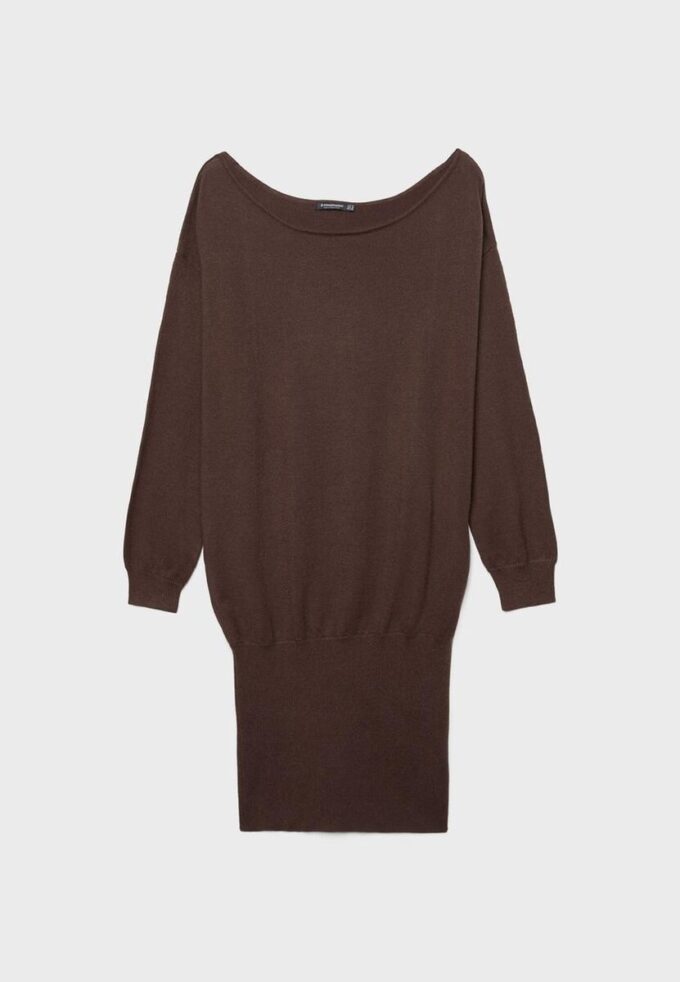 Vestito corto in maglia con scollo a barchetta