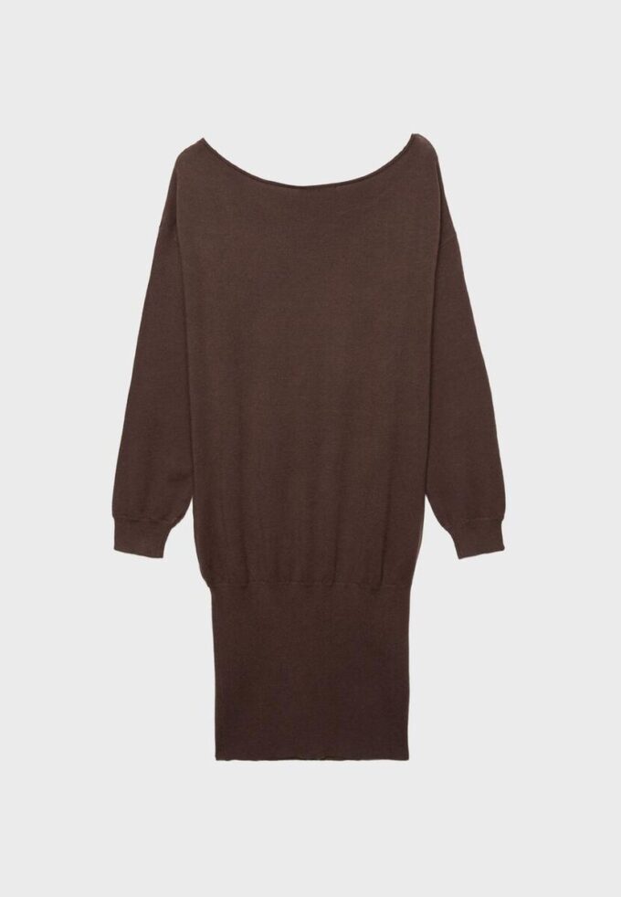 Vestito corto in maglia con scollo a barchetta