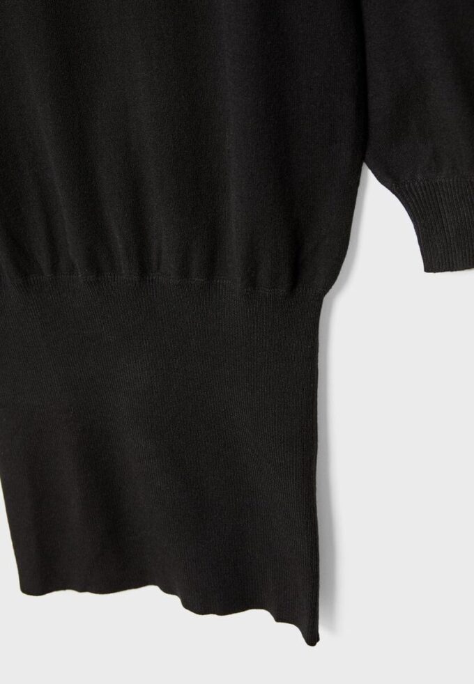 Vestito corto in maglia con scollo a barchetta