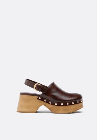 Zoccoli con zeppa e borchie Zoccoli con zeppa e borchie