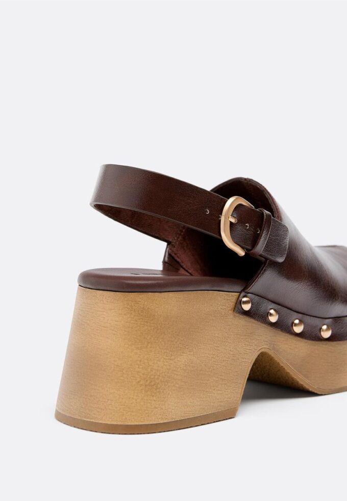 Zoccoli con zeppa e borchie