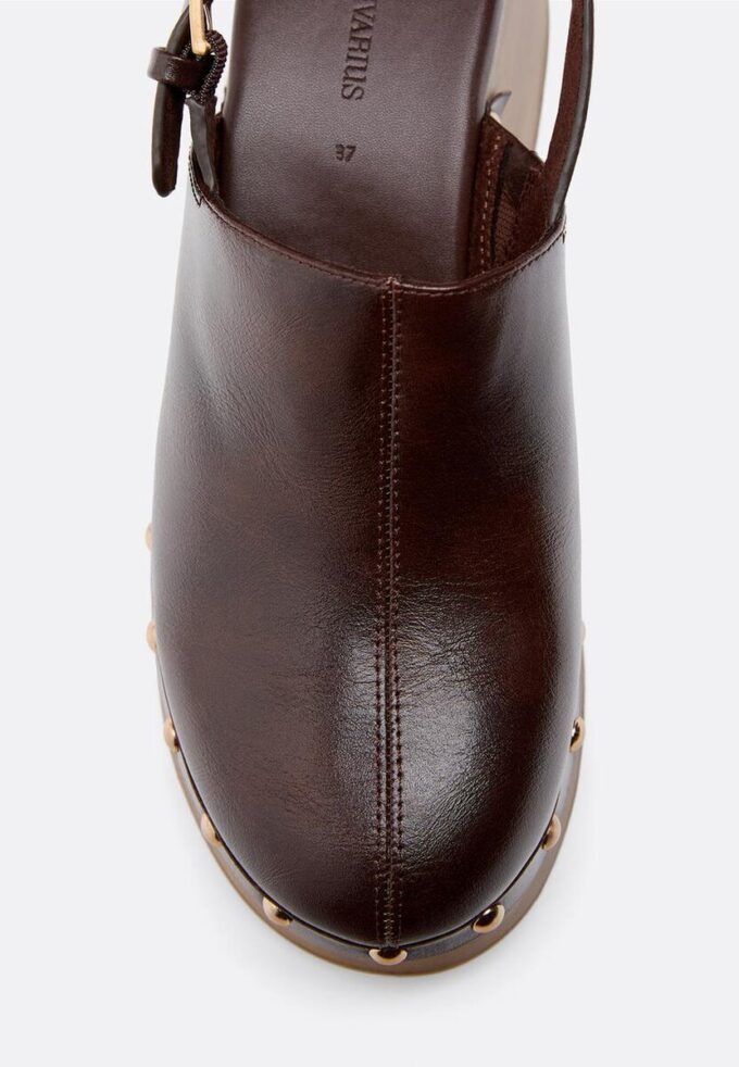 Zoccoli con zeppa e borchie